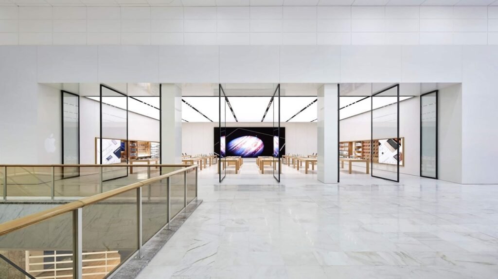 Apple Store robber agrees to compensate guards