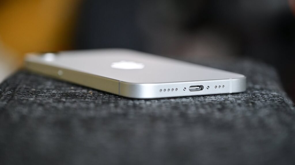 Apple gains retail momentum at U.S. carriers despite slow market